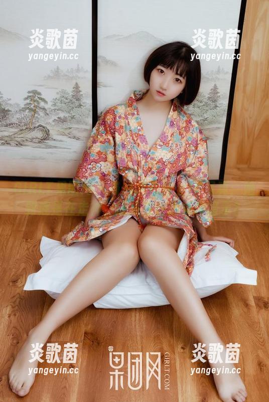 GIRLT果团网 - 当通灵儿遇上JK写真：她到底是在走神，还是在传递某种暗示？