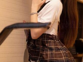 Xiuren秀人网 – 当雨瞳Yoyo遇上肉丝：私拍的禁忌瞬间
