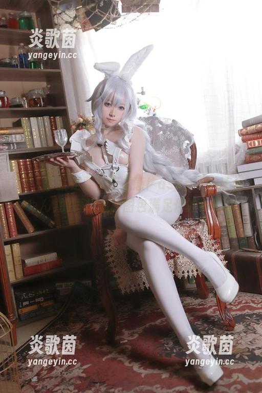 情人节就是要有仪式感！asagiriai(爱ちゃん)的睡裙福利图包满足你的小期待。