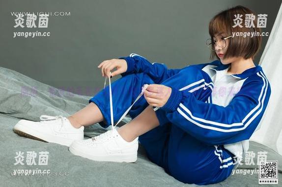丽柜-怡萱 丽柜 - 怡萱的毛衣在写真中究竟多迷人?图库里等你来探索!