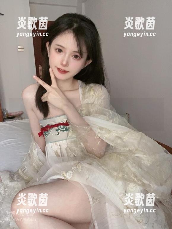 倦倦喵的写真套图：在甘雨和魅魔之间游走，原神的魅力真的沉醉啊