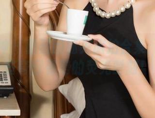 克拉女神 – 薇薇的迷失旅拍合集：分享那些奇怪姿势的荧光时刻！
