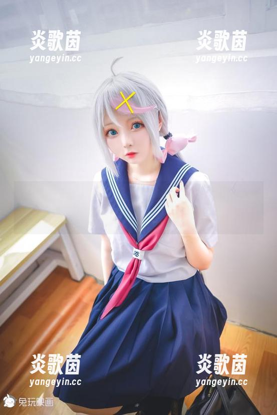 制服裙下的小细腿，兔玩映画的私拍，让人仿佛能听到裙摆轻轻摇曳的声音。