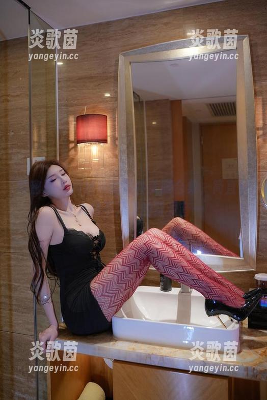 微密圈 - 周妍希的最新美腿合集，简直是让人移不开眼的背景音…