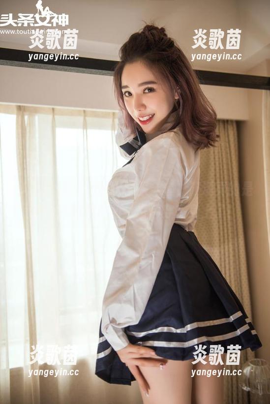 头条女神-筱溪 头条女神 - 她的水手服全套,筱溪真的是把青春的调皮和梦幻都穿在身上了!