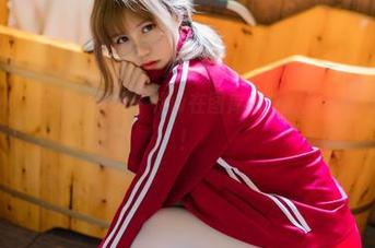 红色体操服的诱惑：小仓千代w在图库内外的无限魅力，赶紧看！