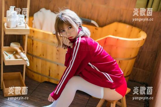 红色体操服的诱惑：小仓千代w在图库内外的无限魅力，赶紧看！