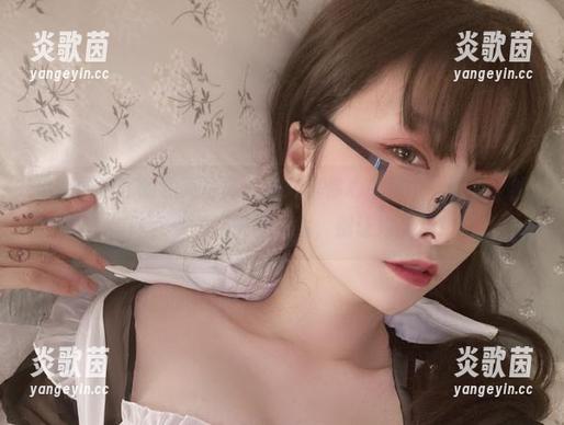 小泉学姐吖的油亮写真，绝对是你心中那个“醇香”的信仰，来吧，快快下载，别让她孤单！