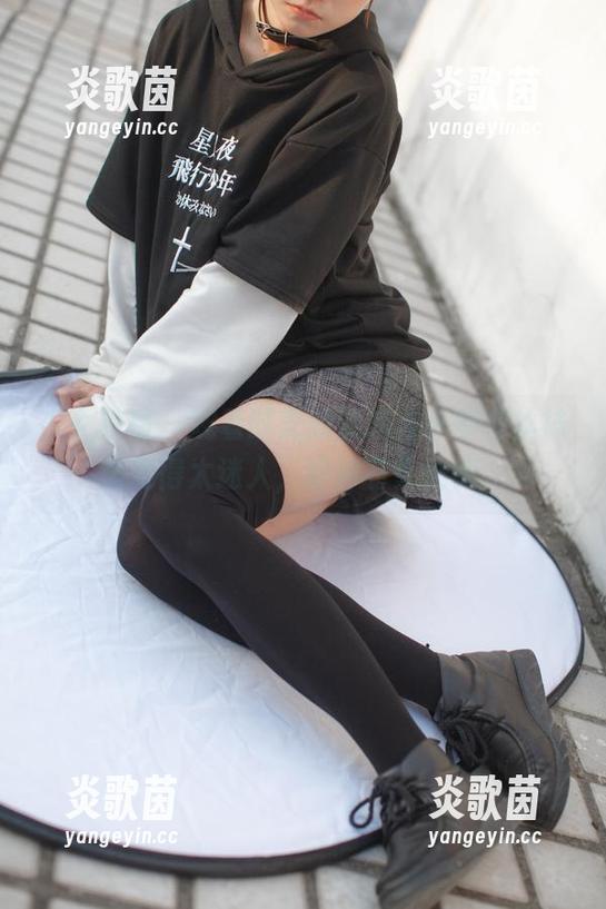 少女秩序-小葵 少女秩序 - 观看时光的流转,小葵在丝袜里变得太迷人,眼神有点恍惚。