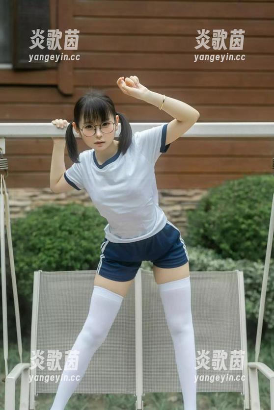 神秘的幼水铃衣，私房图集里的皮衣潮流怎样？