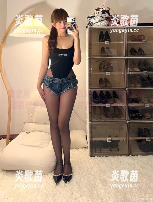 张思允nice 微密圈 - 图片中的张思允nice:黑丝制服油亮得像新刷的锅,我该怀疑她的厨艺!