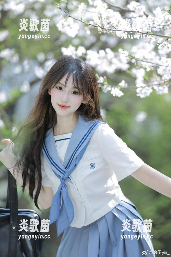 怡子yiii 当怡子yiii遇上泳池:分享美好时刻和水的畅快