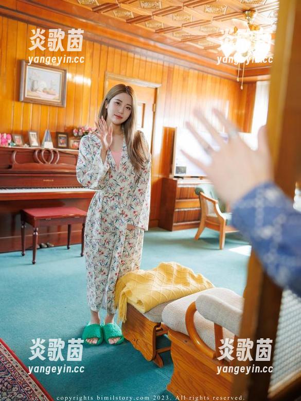 短裤女孩普美Bomi(보미)的免费图册，谁说实穿不能有点小惊喜？
