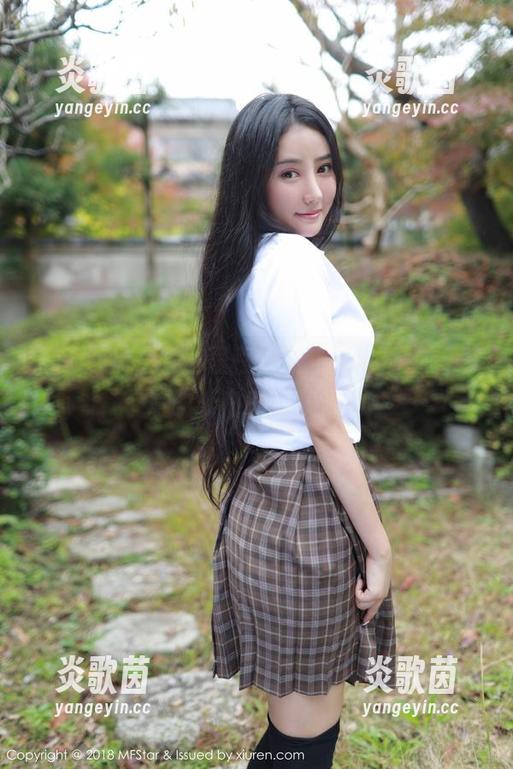 模范学院-程程CC 模范学院 - 白丝程程CC:隐藏的细节,高清图册中的自我表达