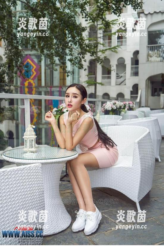 爱丝 - 这一组何冉白丝的高清图集，简直让我想多看几遍！