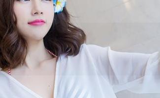 爱蜜社 – 走进杨紫嫣Cynthia的教室，疯狂翻阅图册中的青春与rrr…（你懂的）！