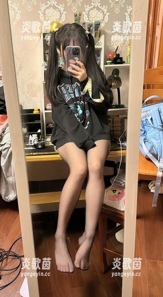 神沢永莉的夜色探戈：平安夜分体式泳衣壁纸，留给你无限的遐想。