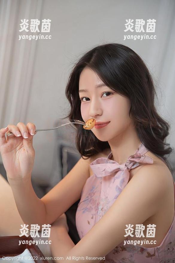 秀人网 - 当UU酱对肉丝的热爱化为写真，每一张图片都是心跳！