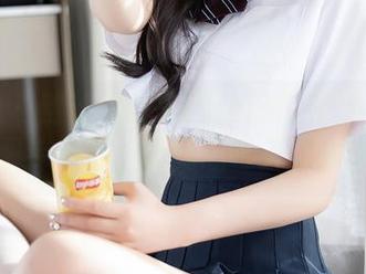 秀人网 – 别让周美美alicia的泳池照片溜走：图库精选，让我想每天都去游泳！