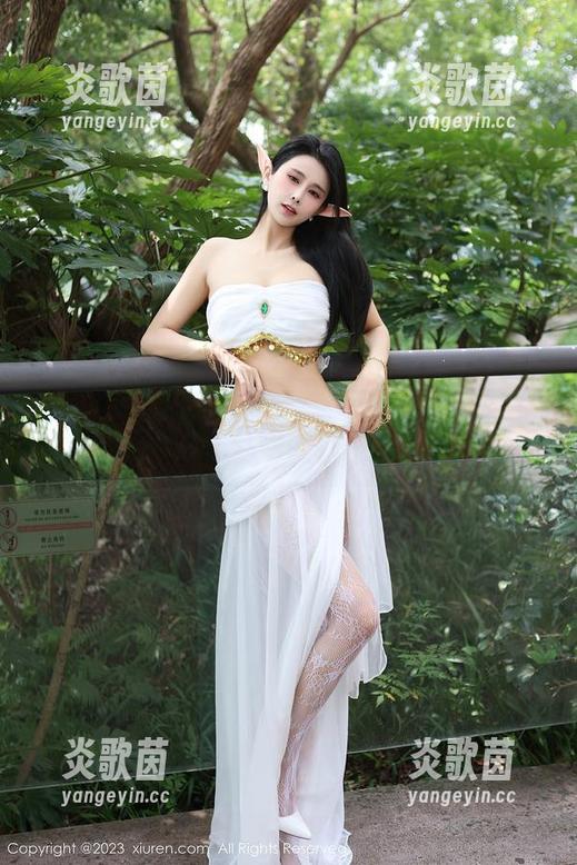 秀人网 - 精选抖娘利世：清纯只有一面，更多要自己看