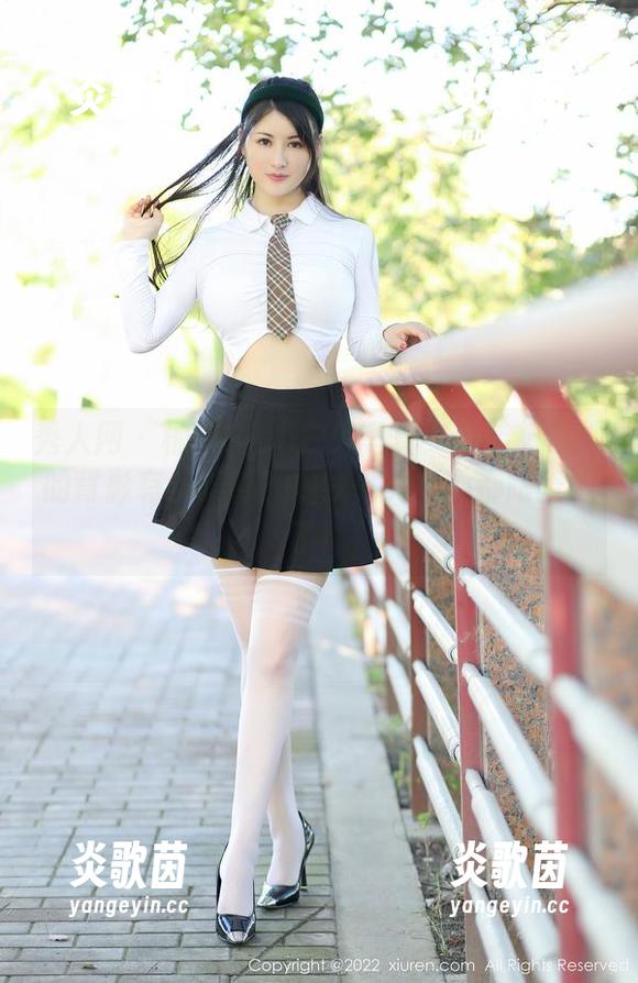 秀人网 - 柚琪Rich户外写真：你能想象她的背影有多美吗？视线一晃，心都跟着跑了！