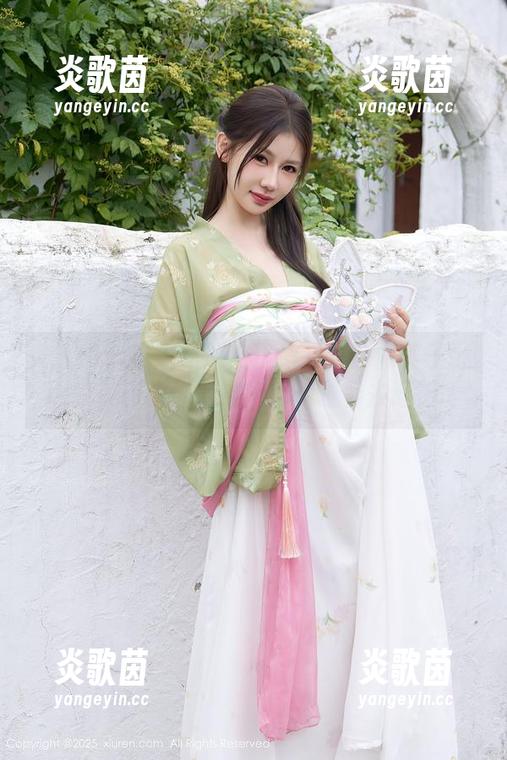 秀人网-糯美子mini 秀人网 - 当黑丝遇上粉色衬衫!糯美子mini的美图资源,连我都想顶着去逛街。