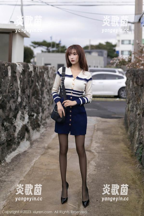 秀人网-绮里嘉Carina 秀人网 - 绮里嘉Carina套装写真,想知道我在想什么?答案是…也许不该想那么多?
