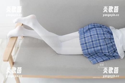 紧急企划 - 想象中的校服，小恩定制图集里的轻松一刻。