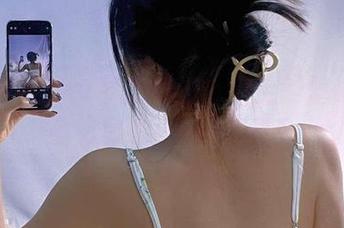 微密圈 – 少女梦之美图：墙上的壁纸也能有纪念小小v的气息！