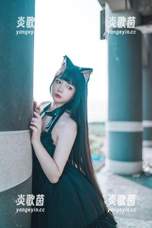 看落落Raku的写真：职业装在无圣光的情况下，竟透出一缕不羁！
