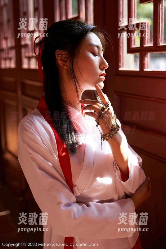 蜜桃社-李颖诗 蜜桃社 - 又是李颖诗的白衬衫,精选到我心坎上,美图怎么能这么耐看?