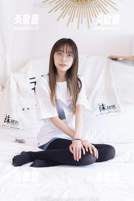 袜啵啵 - 高跟鞋上的芝士：免费图包让你尽情发挥想象力！