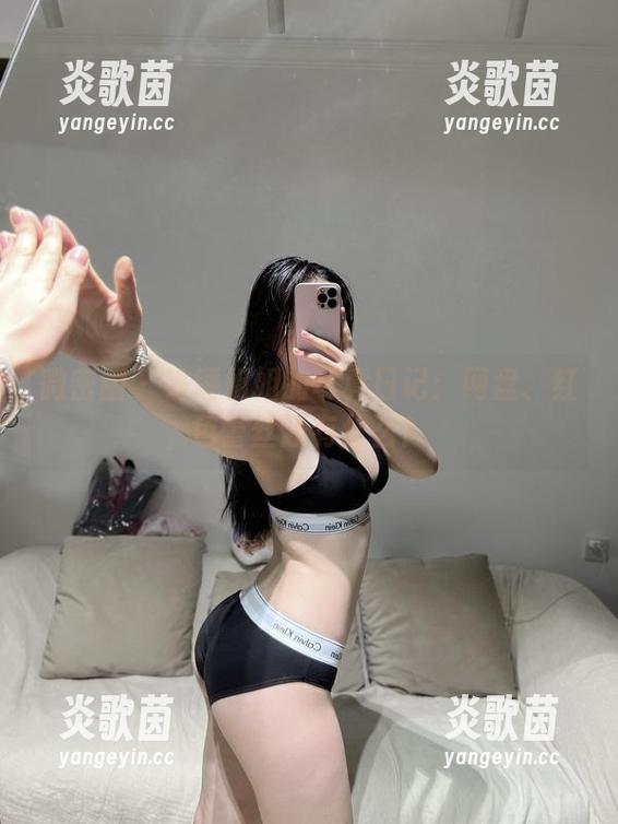微密圈 - 铁锤姐姐的写真日记：网盘、红色蕾丝还有什么？