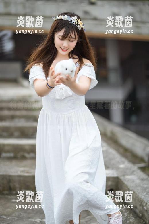 镜酱的礼服大揭秘：图片里藏着的故事，下载来听听？