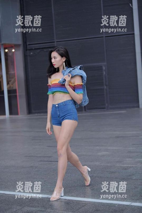魔镜街拍 - 空闲午后，婷婷的美图分享带来包臀灰裙的别样OL风情，轻松又撩人