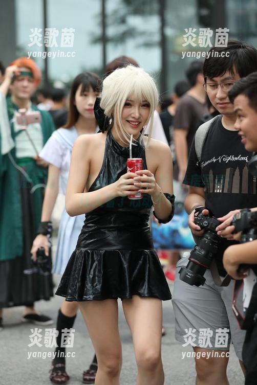 魔镜街拍 - 艾小青的白衬衫+私房写真：让人看了心动不已
